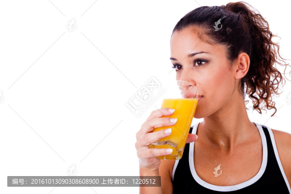 健身女孩喝新鮮果汁