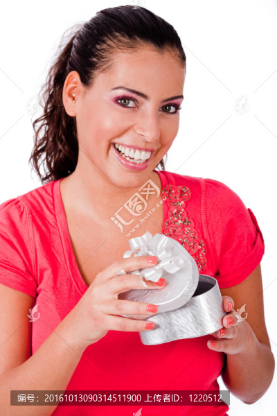 可愛(ài)的女孩打開(kāi)一個(gè)心形符號(hào)禮品盒微笑