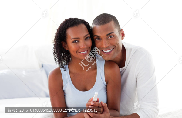 快樂夫婦發(fā)現(xiàn)懷孕測試結(jié)果