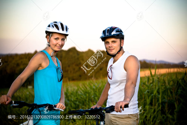 騎自行車的夫婦