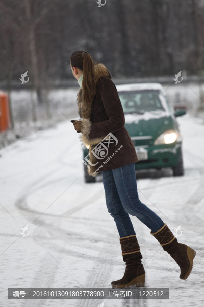 橫過馬路的女人