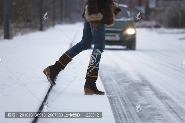 橫過馬路的女人