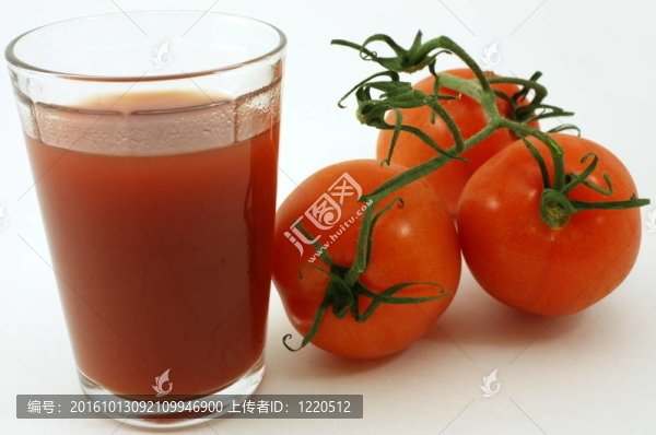 新鮮有機(jī)番茄和果汁