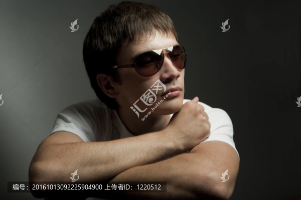 一個戴墨鏡的年輕人的黑色肖像