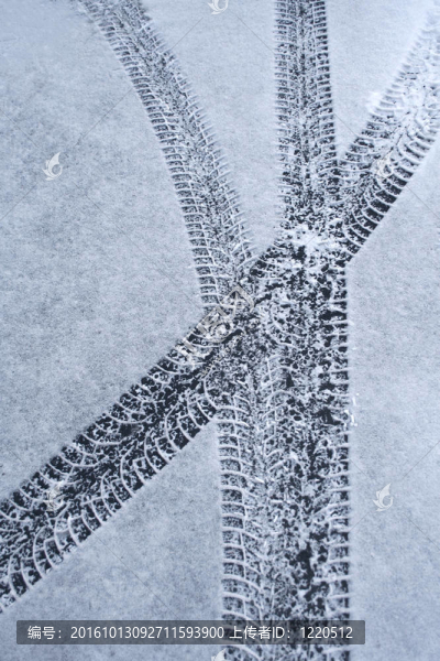 雪地車輪胎痕跡