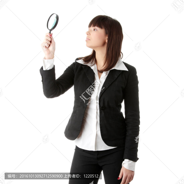 女人看著放大鏡
