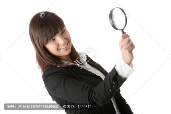 女人看著放大鏡