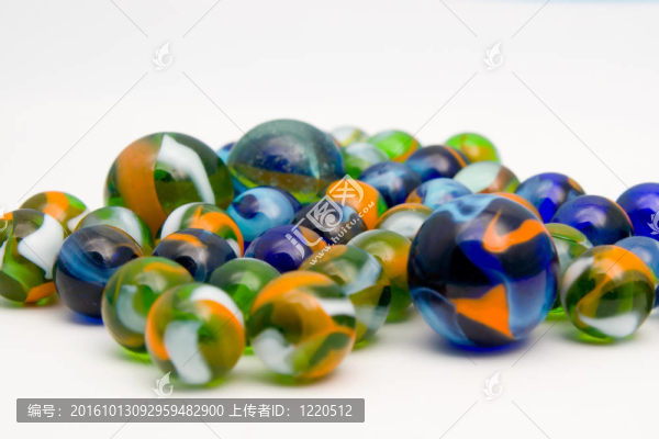 白色背景下的大理石球