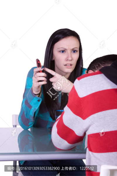 約會(huì)打架的男孩和女孩