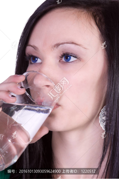 美麗的女孩飲用水