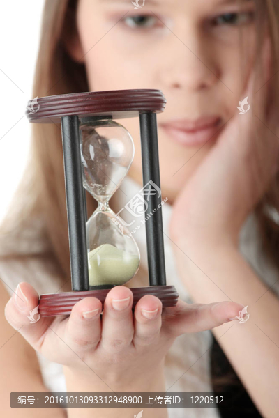年輕的商業(yè)女人與沙漏