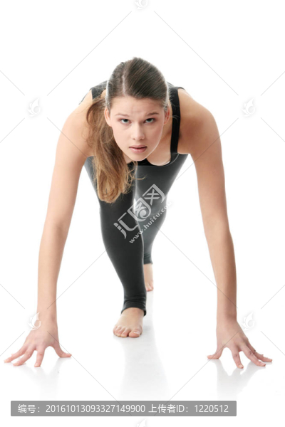 美麗的年輕女子做運(yùn)動(dòng)