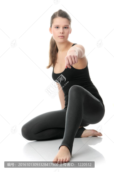 美麗的年輕女子做運(yùn)動(dòng)