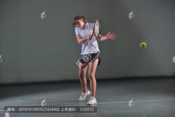 一個(gè)年輕的女人打網(wǎng)球