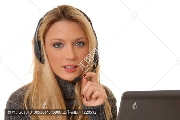 可愛的金發(fā)女人在電話里