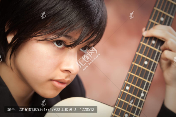 迷人的民族女孩彈吉他
