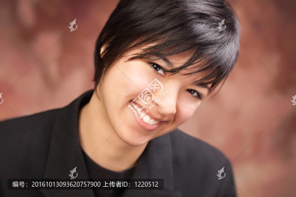 迷人的倫理女孩姿勢肖像
