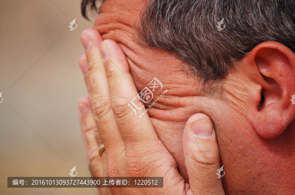 白人男子用手在他的臉上