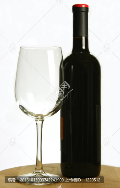 一瓶紅酒和一杯葡萄酒