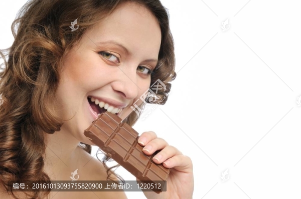 年輕漂亮的女人吃巧克力