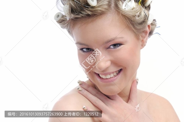 年輕漂亮的快樂女人與頭發(fā)輥