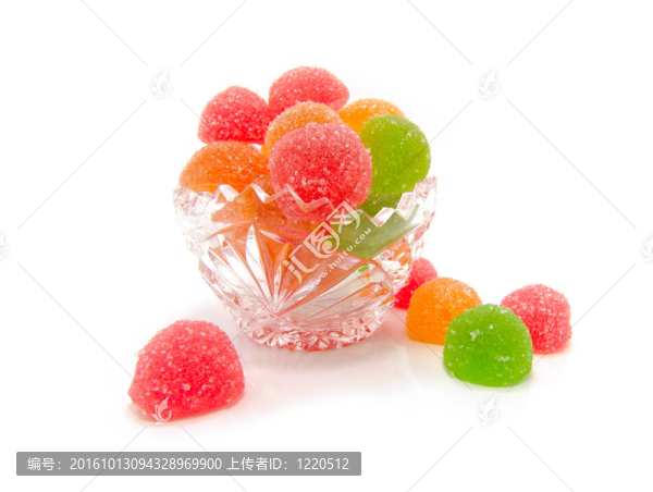 彩色水果糖果在水晶花瓶里