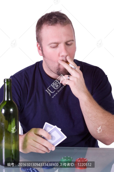 男子與一個(gè)空威士忌瓶撲克桌
