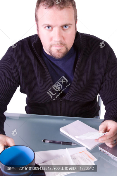 年輕的休閑商人在辦公桌前工作