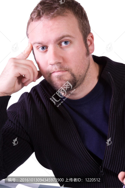 一個男人把手放在他的太陽穴上