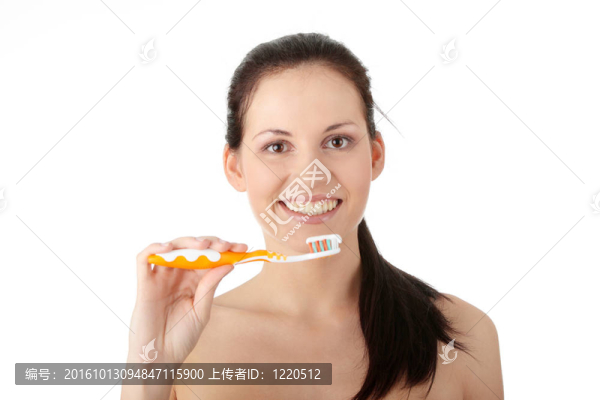 她刷牙