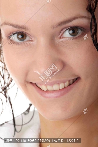 幸福的年輕女人，濕頭發(fā)