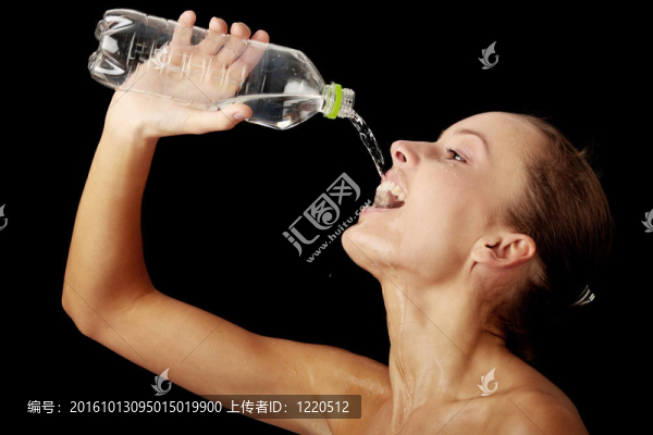 年輕的女孩喝一瓶水