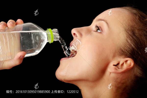 年輕的女孩喝一瓶水