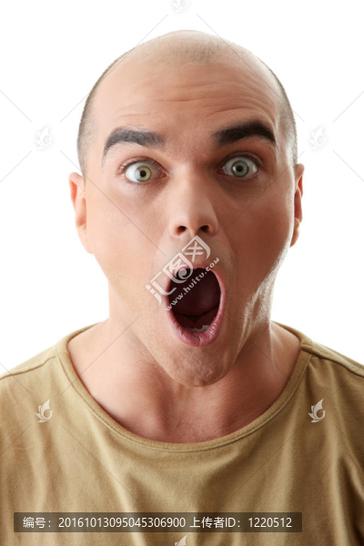 一個震驚的年輕人直盯著白色背景上的特寫肖像