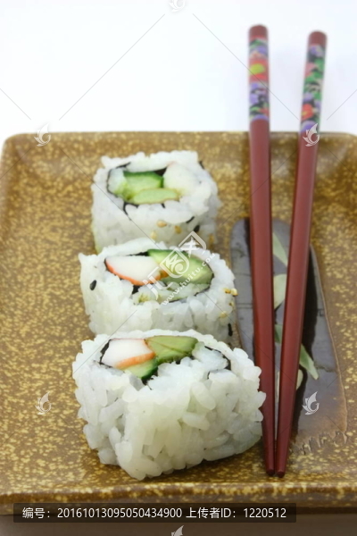 壽司；3在一排板上