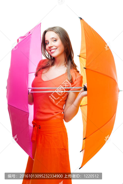 帶彩色雨傘的年輕女子