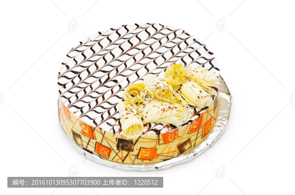 白色背景上的生日蛋糕