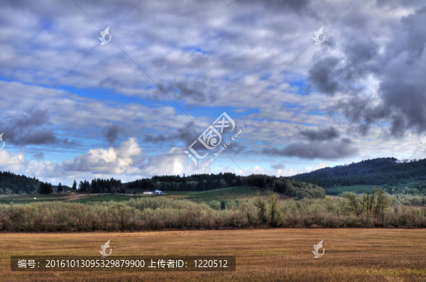 多云空蕩蕩的鄉(xiāng)村田園山水。