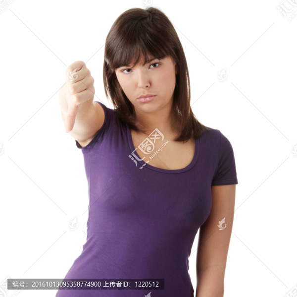 拇指向下的年輕女子