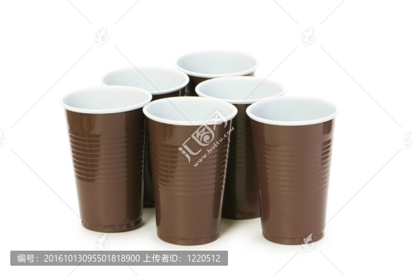 白色背景下的一次性杯子