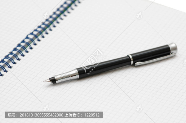 在螺旋書上的黑色墨水筆