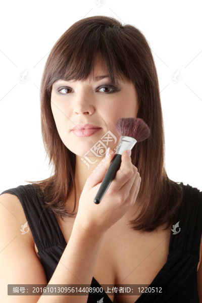 穿著優(yōu)雅黑色連衣裙的女人化妝