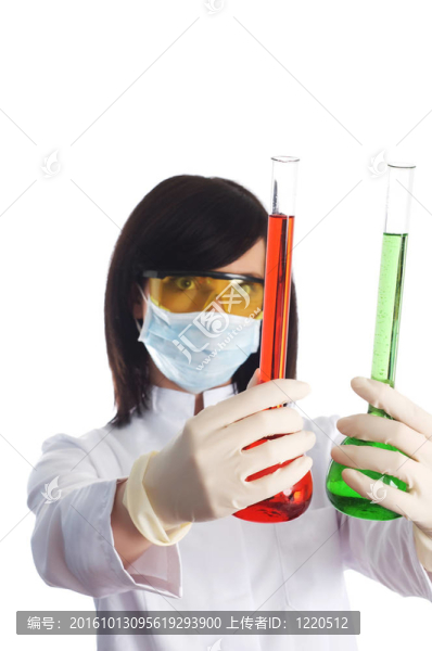 在實驗室里用白色化學管的女人