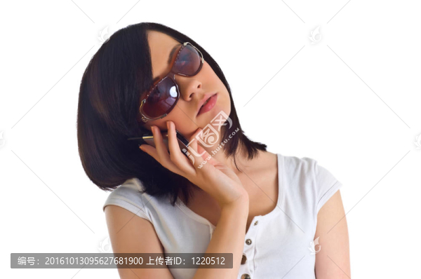 年輕女子在手機上的特寫