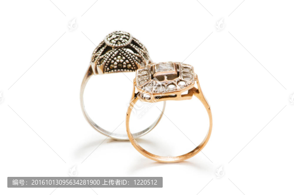 白色背景上的金戒指