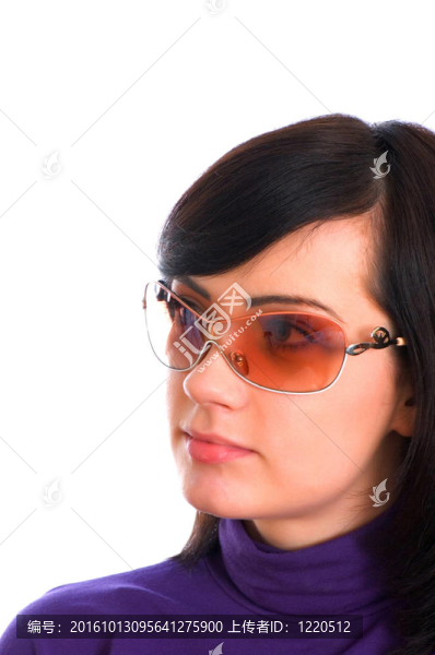 戴墨鏡的少女在白色上孤立