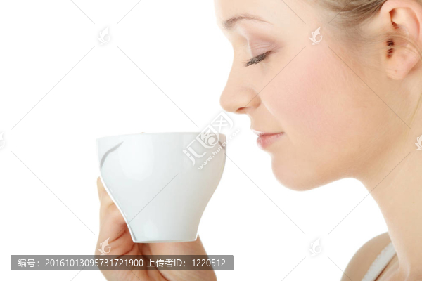 金發(fā)女人喝咖啡