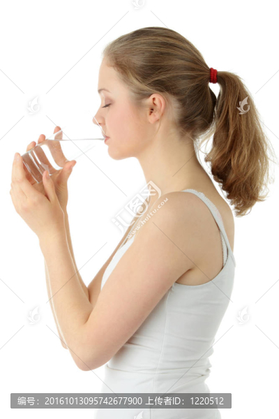 年輕女子喝著新鮮的冷水