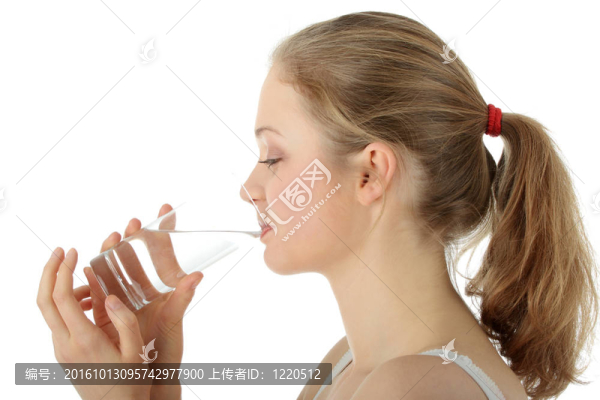 年輕女子喝著新鮮的冷水
