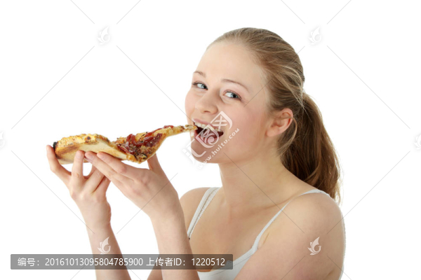 年輕快樂的女人吃比薩餅